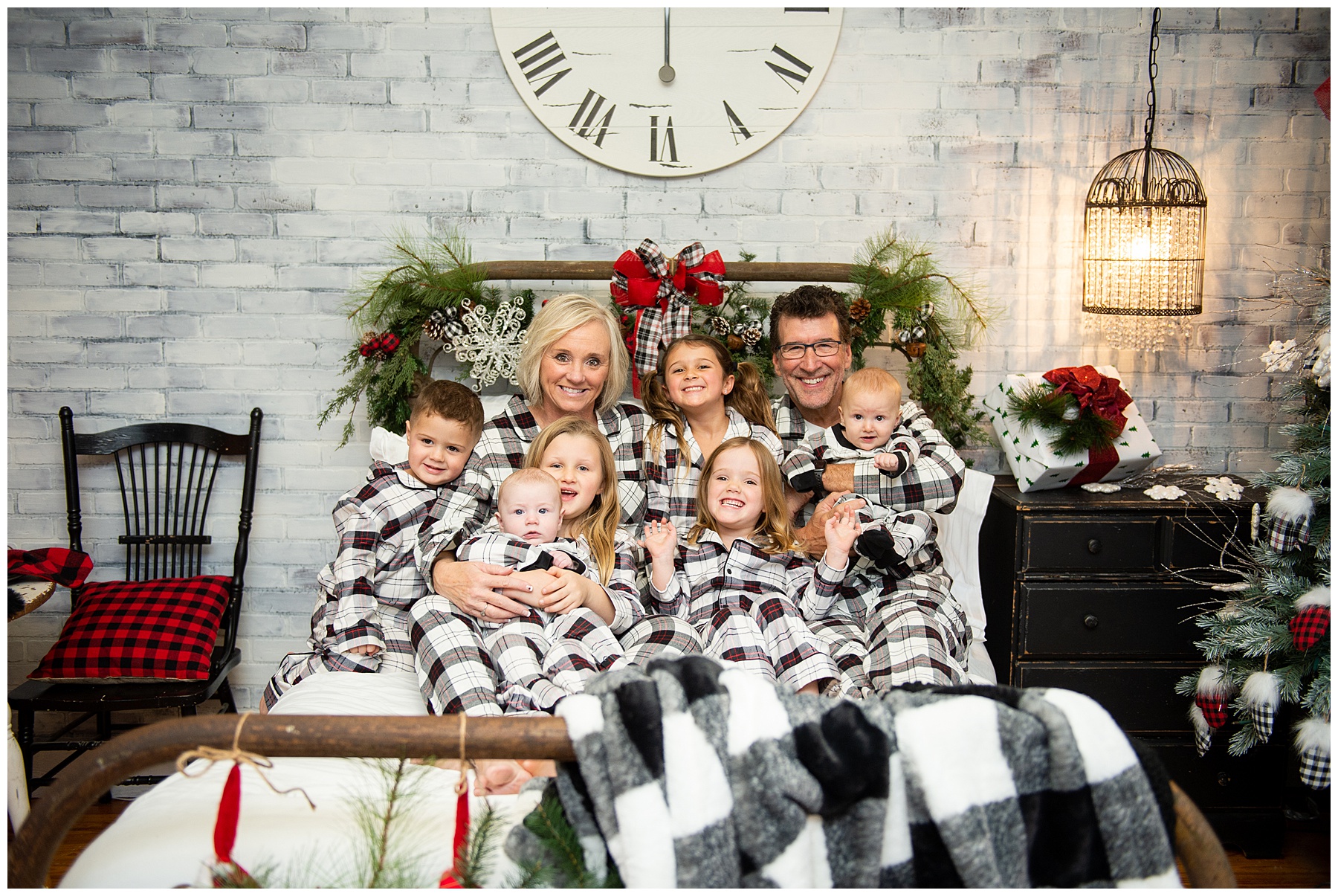 Chris Stephens, wife and grandchildren posing during Christmas session in Knoxville TN