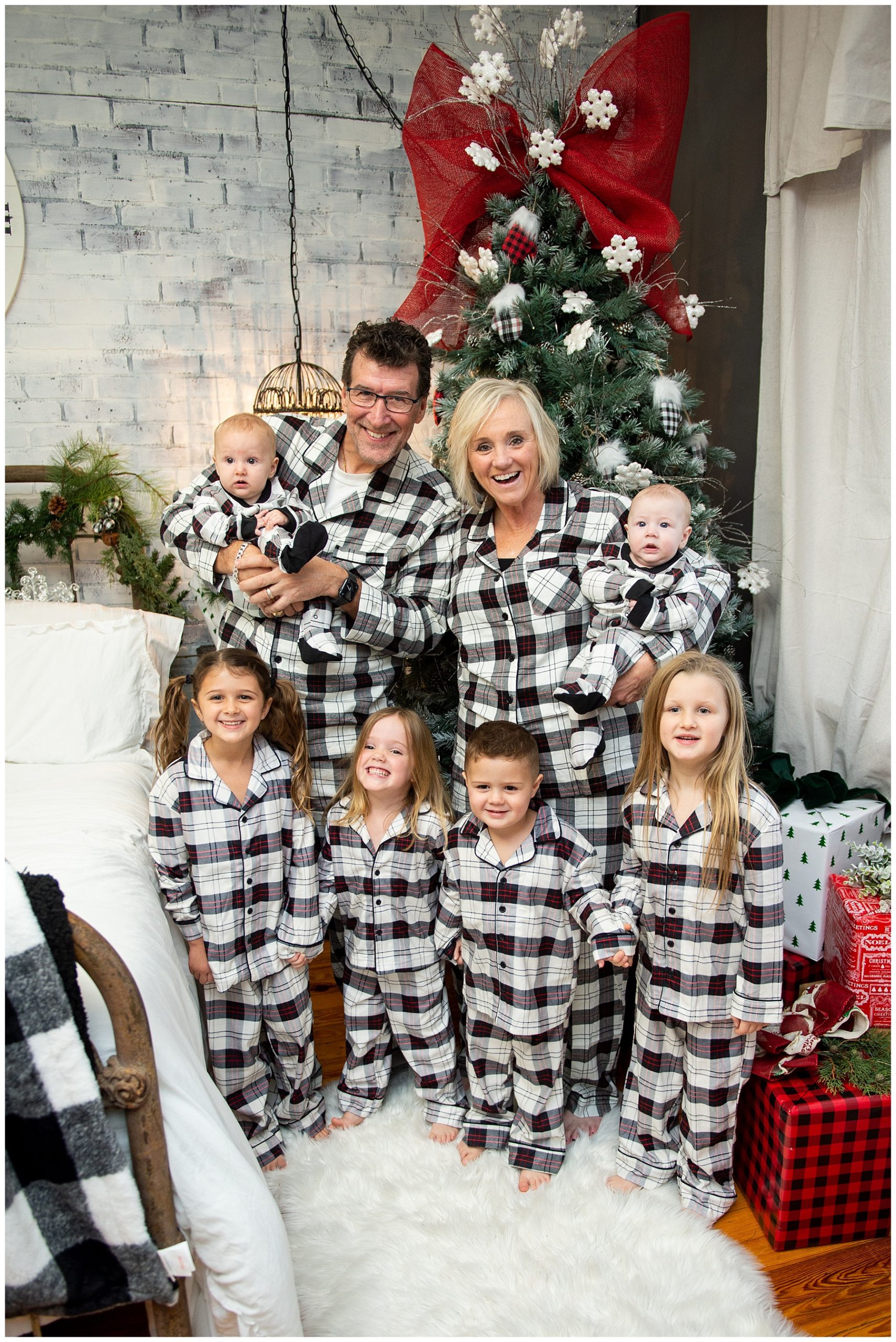 Chris Stephens, wife and grandchildren posing in front of Christmas tree in Nashville TN